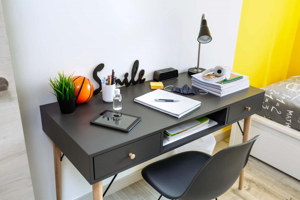 Hacer un escritorio DIY con una escalera de madera