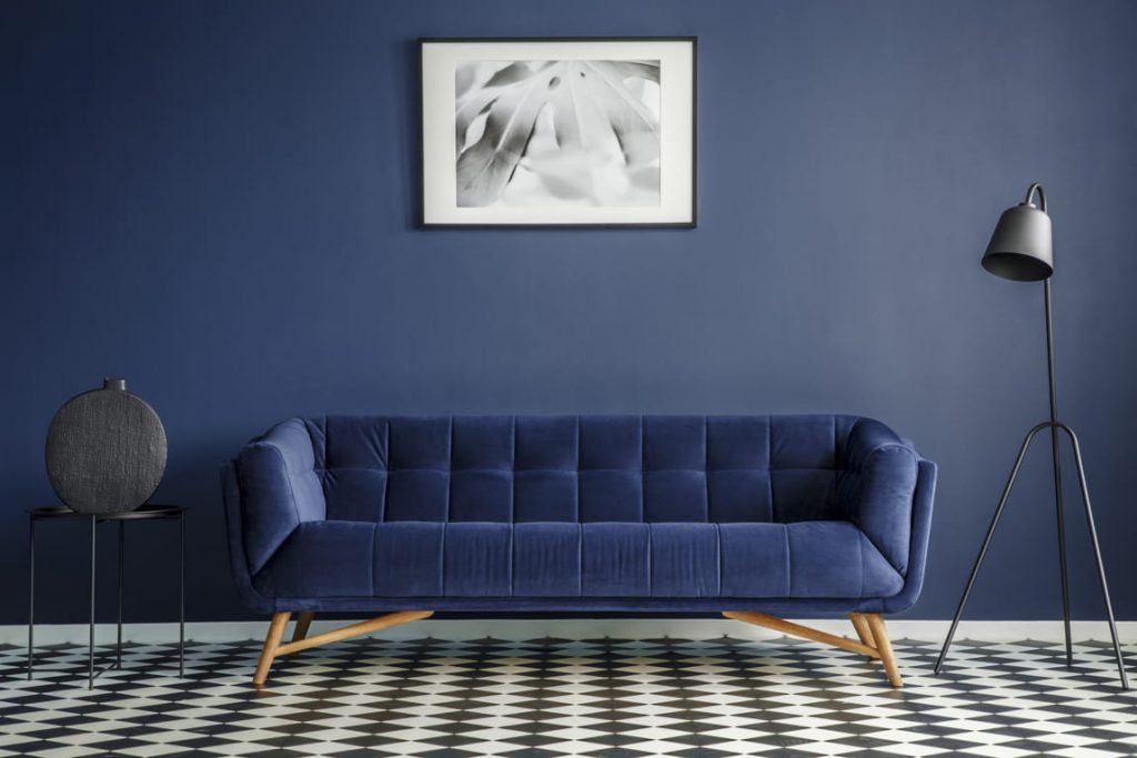 Sofá azul marino decoración